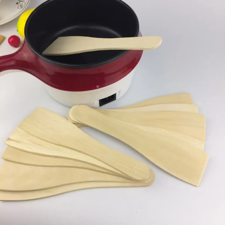 Petite spatule en bois pour raclette 2