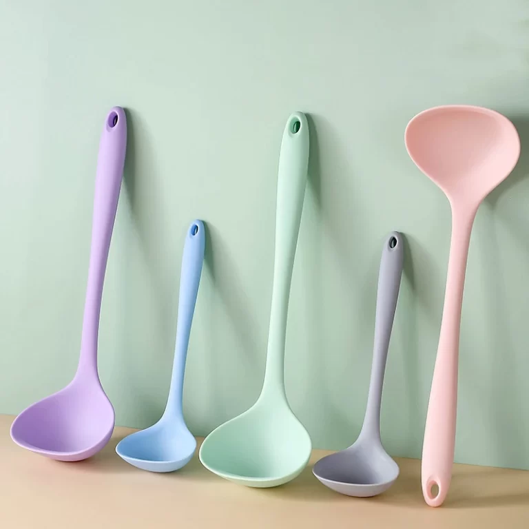 Cuillère à soupe en silicone à long manche, grandes cuillères à nouilles Ramen, Hot Pot, louche à bouillie, ustensiles de cuisine japonais Kawaii 2
